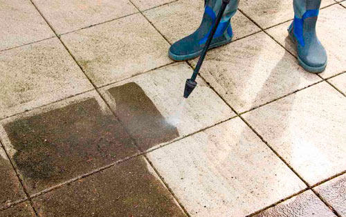 Señal de piso húmedo en oficina