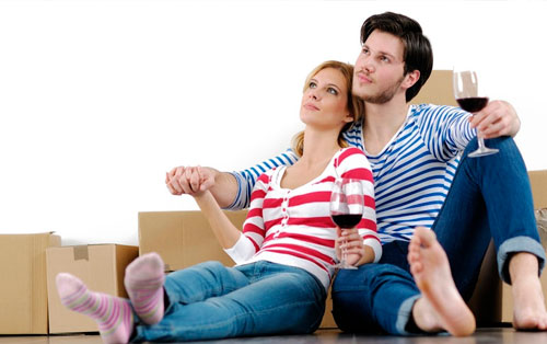 Señal de piso húmedo en oficina